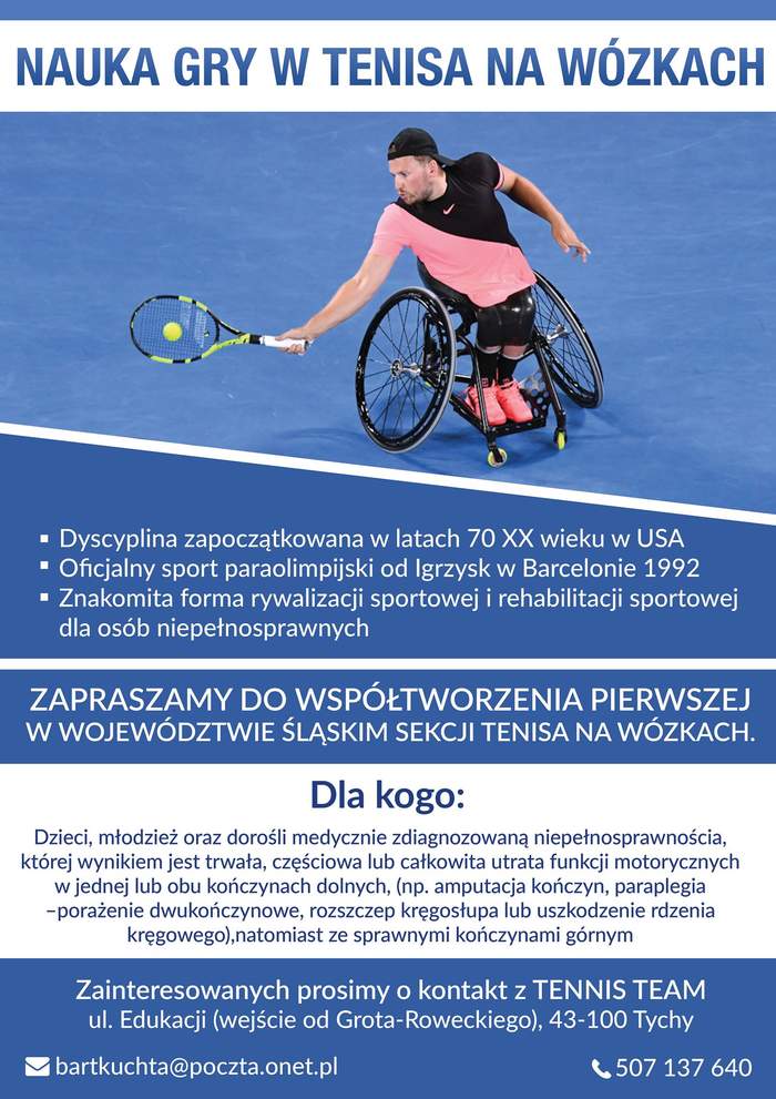 Pokaż zdjęcie: Plakat zachęcający do współtworzenia sekcji tenisa na wózkach kolorystyka białoniebieska na niebieskim tle mężczyzna na wózku inwalidzkim ubrany w sportowy strój odbija rakietą piłkę 