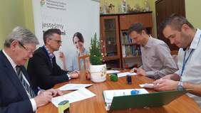 Pokaż zdjęcie: podpisanie umowy z przedstawicielem firmy WAKAT KELM Sp. J.
