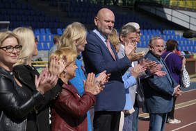 Zaproszeni goście oklaskują zawodników podczas prezentacji