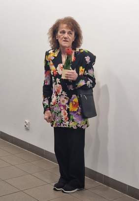 Pokaż zdjęcie: Uśmiechnięta kobieta trzymająca ceramicznego tulipana
