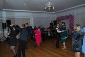 Uczestnicy wydarzenia tańczą