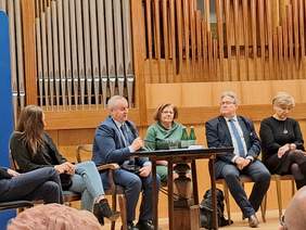 Eksperci podczas debaty: od lewej siedzą: Pani Marta Młynarczyk Prezes Fundacji Arkadia w Toruniu, Pan Paweł Wdówik Pełnomocnik Rządu ds. Osób Niepełnosprawnych , Pani Aleksandra Gierej Dyrektor Kujawsko-Pomorskiego Oddziału PFRON, Pan Andrzej Bugalski p.o. Okręgowego Inspektora Pracy w Bydgoszczy oraz Pani Joanna Juszczyk - Dyrektor ds. administracyjnych w firmie DINGO SP.Z O.O. w Bydgoszczy