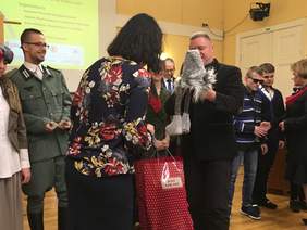 Pokaż zdjęcie: Wręczenie nagrody Grand Prix zdobytej podczas Festiwalu fART