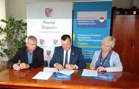 Podpisy pod umową składają Starosta Drawski Stanisław Kuczyński oraz Pełnomocnik PFRON Marzenna Marciniuk