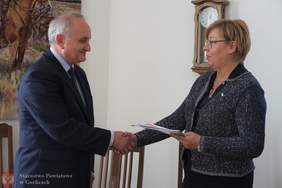 Pokaż zdjęcie: Karol Górski, Starosta Gorlicki oraz Marta Mordarska, Dyrektor Małopolskiego Oddziału PFRON