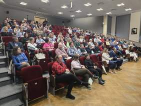 Uczestnicy kongresu siedzą w sali w urzędzie marszałkowskim, widok z przodu z boku