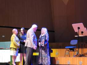 Pokaż zdjęcie: wręczanie wyróżnień