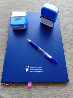 Zdjęcie teczki PFRON i pieczątek