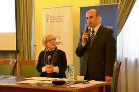 Pokaż zdjęcie: Anna Wandzel, Dyrektor Oddziału Mazowieckiego PFRON oraz Jan Myszak, Pełnomocnik Wojewody ds. Rozwoju Społeczeństwa Obywatelskiego i Współpracy z Organizacjami Pozarządowymi witają gości