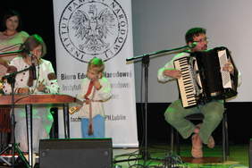 Pokaż zdjęcie: Występ Kapeli Drewutnia