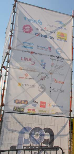 Pokaż zdjęcie: Scenie towarzyszył baner z logotypami  w tym PFRON jako instytucji wspierającej wydarzenie  Polibuda Open Air 2019 r.