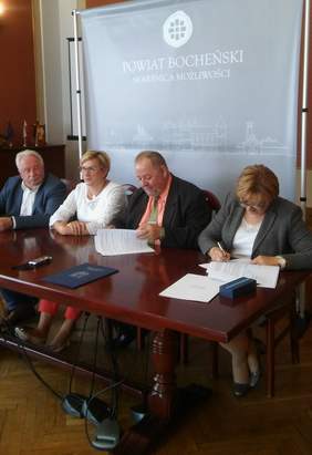 Pokaż zdjęcie: Podpisanie umowy w Starostwie Powiatowym w Bochni