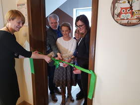 Moment wspólnego przecięcia wstęgi – od lewej: asystent koordynatora projektu Hanna Dąbrowska, prezes Stowarzyszenia Leszek Dąbrowski, zastępca Prezydenta Miasta Suwałk Ewa Beata Sidorek, pracownik Oddziału Podlaskiego PFRON Barbara Górko