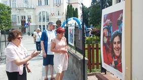 Zwiedzający wystawę plenerową 