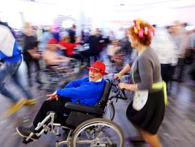 Szalona zabawa uczestnika na wózku inwalidzkim wraz z Rusałką