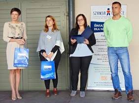 Pokaż zdjęcie: 2.	Nagrody w konkursie „Idol” promującym pozytywne postawy społeczne wobec osób z dysfunkcjami wzroku wręczała Anna Skupień, dyrektor Wielkopolskiego Oddziału PFRON (pierwsza z lewej)