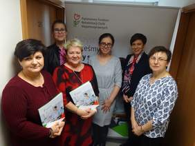Pokaż zdjęcie: Anna Skupień, dyrektor Oddziału Wielkopolskiego PFRON, p. Beata Wojciechowska, pracownik Oddziału oraz przedstawiciele PTSR Oddział w Koninie oraz Oddział w Sieradzu po podpisaniu porozumienia