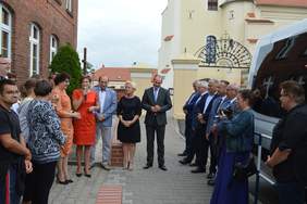 Pokaż zdjęcie: Przekazanie busa z dofinansowaniem PFRON dla Warsztatów Terapii Zajęciowej w Miejskiej Górce