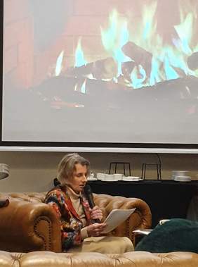 Pokaż zdjęcie: Autorka czyta listy 