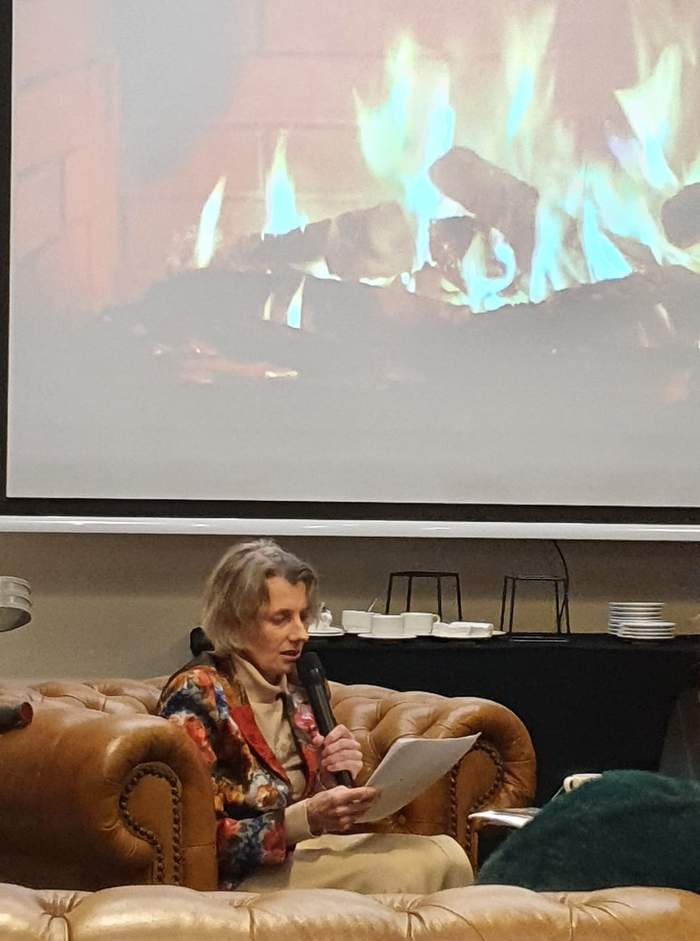 Pokaż zdjęcie: Autorka czyta listy 