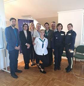 Pokaż zdjęcie: Na zdjęciu grupa osób reprezentująca różne instytucje, w tym pracownicy PFRON, NFZ,ZUS oraz funkcjonariusze policji.