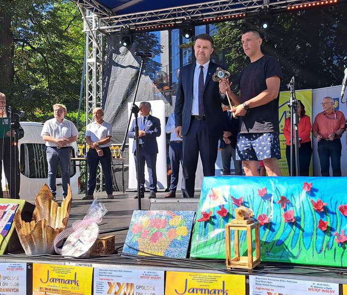 fotografia z uroczystego otwarcia XXII Opolskich Dni Osób Niepełnosprawnych - na scenie Pan Arkadiusz Wiśniewski - rezydent Miasta Opola przekazuje klucze do bram miasta w ręce Osób z niepełnosprawnością