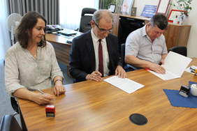 Pokaż zdjęcie: Zawarcie umowy z Powiatem Lubelskim rezprezentowanym przez Starostę Zdzisława Antonia oraz Andrzeja Chrząstowskiego Wicestarostę