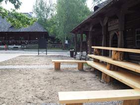 Pokaż zdjęcie: Drewniane elementy - półki wykonane w ramach prac w Muzeum