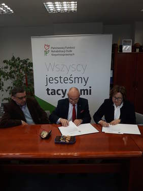 Pokaż zdjęcie: Dyrektor Oddziału Anna Rąbel i Prezes Izby Rzemieślniczej w Szczecinie Władysław Jefremienko podpisują porozumienie