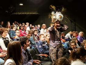 Pokaż zdjęcie: Spotkanie Dzieci - widzów z Aktorami spektaklu "Kwiat Paproci" na scenie "Miniatura" Teatru im. J.Słowackiego