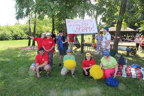 Pokaż zdjęcie: Na trawie stoją osoby trzymające transparent z hasłem wasz wysiłek doceniamy, ale dzisiaj my wygramy, poniżej kucają cztery inne osoby