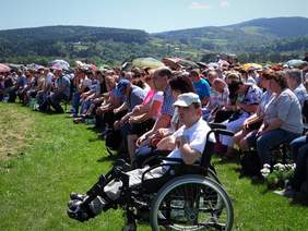 Pokaż zdjęcie: Uczestnicy Mszy Świętej na starosądeckich błoniach
