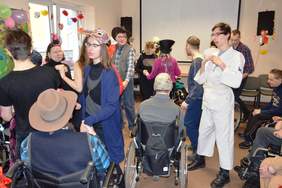 Uczestnicy balu podczas zabawy