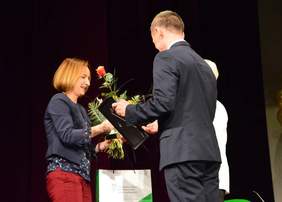 Pokaż zdjęcie: Bogusława Słońska - przedstawiciel Małopolskiego Oddziału PFRON przekazała grtulacje z okazji Jubileuszu PSONI - Koło w Myślenicach