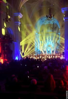 Widok artystów i zgromadzonej publiczności