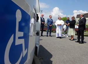 Gmina Bieliny ma nowy samochód do przewozu osób z niepełnosprawnościami. 
