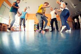 Pokaż zdjęcie: Zajęcia z Arteterapii prowadzone przez Fundację im. Doktora Piotra Janaszka Podaj Dalej z Konina. 