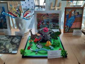 Pokaż zdjęcie: W holu Akademii Muzycznej znajdują się prace, które zwyciężyły w Przeglądzie Twórczości Plastycznej Osób Chorych, Starszych i Niepełnosprawnych "Sztuka jak balsam". 