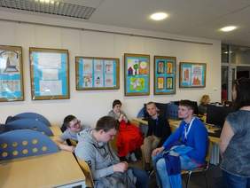 Pokaż zdjęcie: Prace plastyczne oraz uczestnicy wernisażu