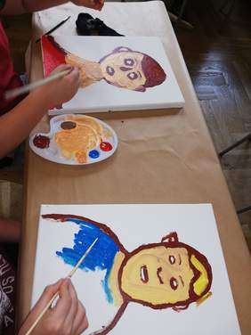 Pokaż zdjęcie: Dzieci podczas zajęć plastycznych - uczniowie malują farbami portrety 