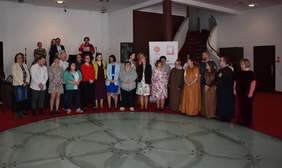 Pokaż zdjęcie: Uczestnicy Warsztatu Terapii Zajęciowej w Bielsku Podlaskim prezentują świąteczną pantomimę i śpiewają pieśń w eleganckiej sali.