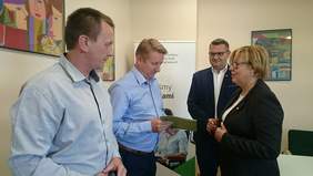 Pokaż zdjęcie: Przekazanie umowy Zarządowi Powiatu Myślenickiego w obecności Jarosława Szlachetki - Posła na Sejm RP