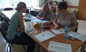 Pokaż zdjęcie: dwóch uczestników kursu językowego uczestniczy w zajęciach, prowadzonych w ramach projektu Aktywny w pracy- aktywny w życiu realizowany przez Polskie Stowarzyszenie Stwardnienia Rozsianego Oddział Łódzki