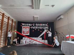 Pokaż zdjęcie: Występ artystyczny 