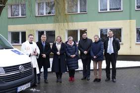 Pokaż zdjęcie: Pamiątkowe zdjęcie, przy busie stoją m. in. Starosta Kościerski Alicja Żurawska, Dyrektora PCPR Marzena Hinca, Dyrektor Specjalnego Ośrodka Szkolno–Wychowawczego Jarosław Grzyb, Dyrektor Oddziału Pomorskiego PFRON Dariusz Majorek.