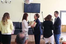 Pokaż zdjęcie: 20-lecie ŚDS w Rajkowach - gratulacje składają pracownicy