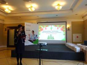 Pokaż zdjęcie: Przywitanie uczestników konferencji przez Annę Skupień, dyrektor Oddziału Wielkopolskiego PFRON 