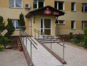 Pokaż zdjęcie: Modernizacja wejścia głównego wraz z wykonaniem pochylni dla osób niepełnosprawnych przy SOSW w Nidzicy