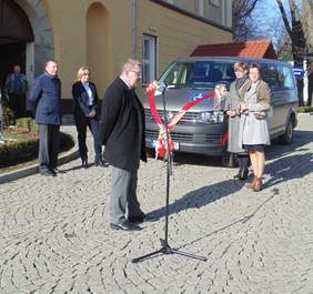 Pokaż zdjęcie: Kluczyki do pojazdu z rąk pani Anity Juchno – Wicestarosty Głubczyckiego i pana Łukasz Żmudy – Dyrektora Oddziału Opolskiego  PFRON odbierają pan Michał Dobrowolski – Zastępca dyrektora DPS w Klisinie oraz pani Anna Bajor – Kierownik Powia