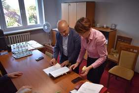 Pokaż zdjęcie: Spotkanie w Starostwie Powiatowym w Prudniku - Pan Andrzej Synowiec – przedstawiciel Oddziału Opolskiego Państwowego Funduszu Rehabilitacji Osób Niepełnosprawnych oraz pani Jolanta Barska - Kierownik